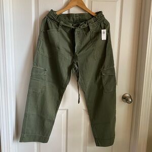 NWT Women’s Old Navy cropped cargo stretch waist pants in Green size M Petite